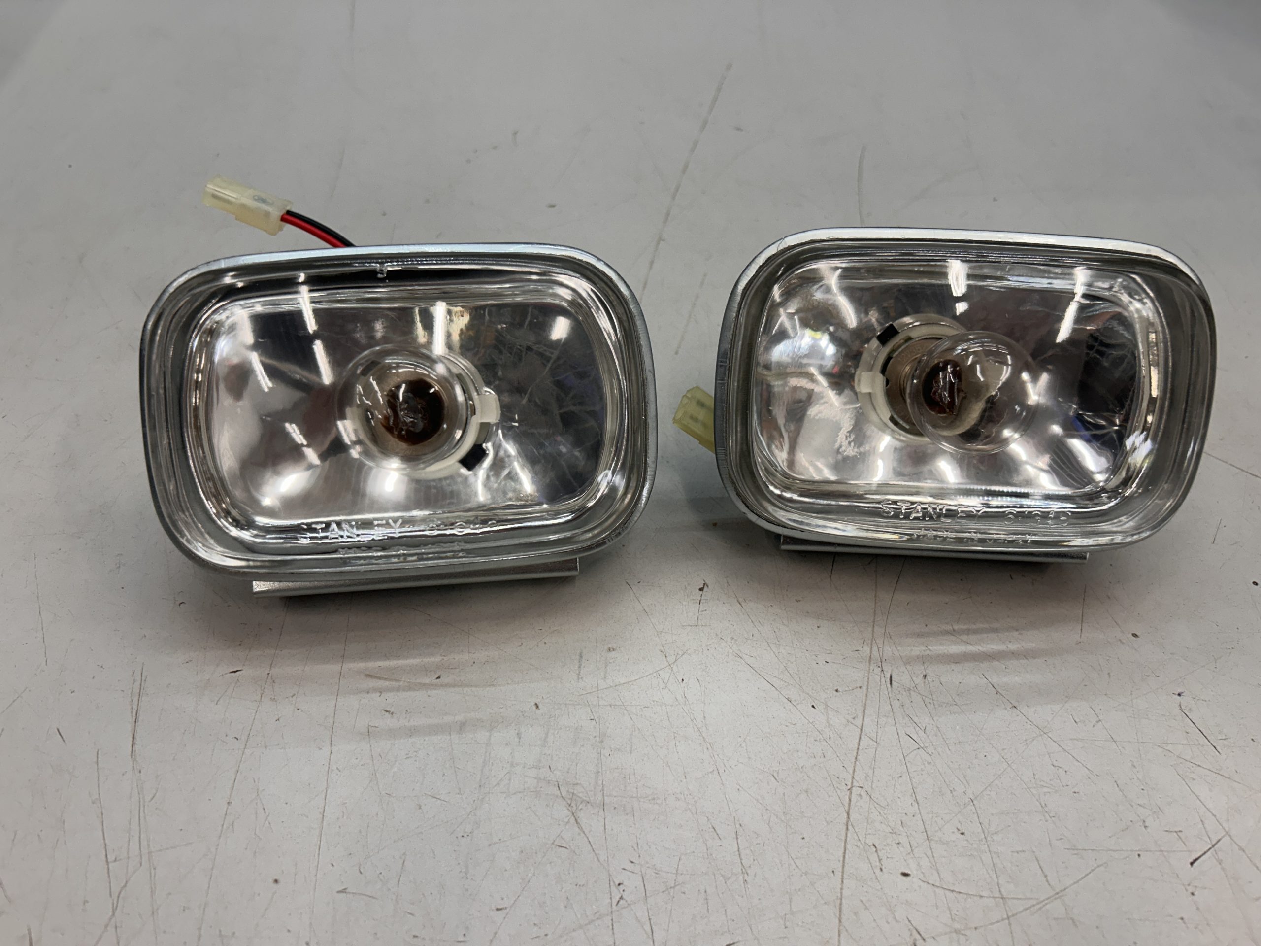 JOHN DEERE 160 165 175 180 185 HEADLIGHT HOUSING AM102442