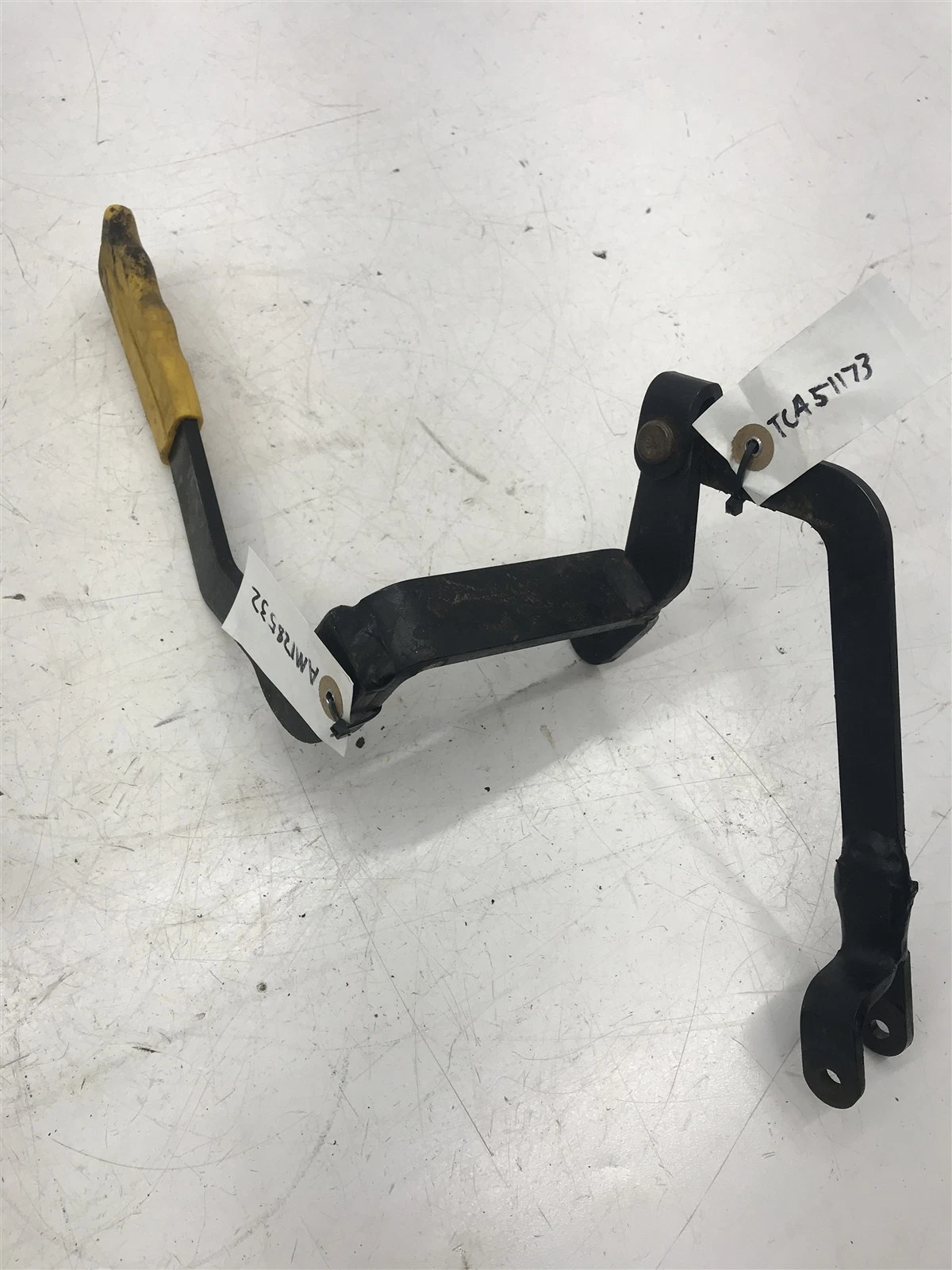 JOHN DEER PARKING BRAKE HANDLE LEVER - AM128532 TCA51173